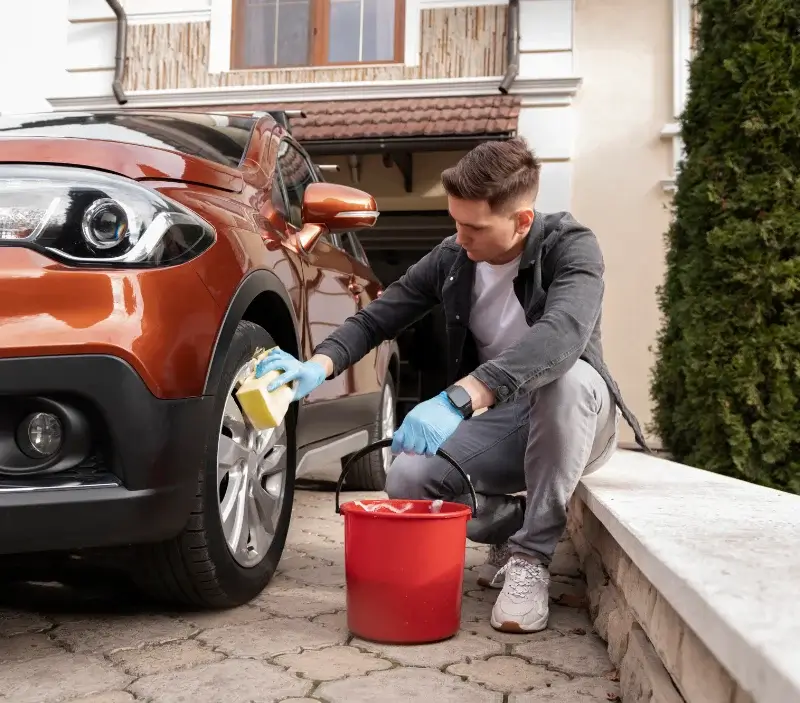 Lavage auto à domicile Entrevaux : professionnel intervenant sur un véhicule